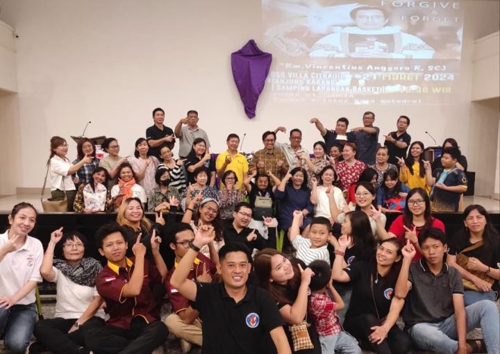 RP. Anggoro Ratri, SCJ  Mengingatkan Dalam Praise and Worship PD PKK St. Lucia:  Ingatlah dan Ampunilah
